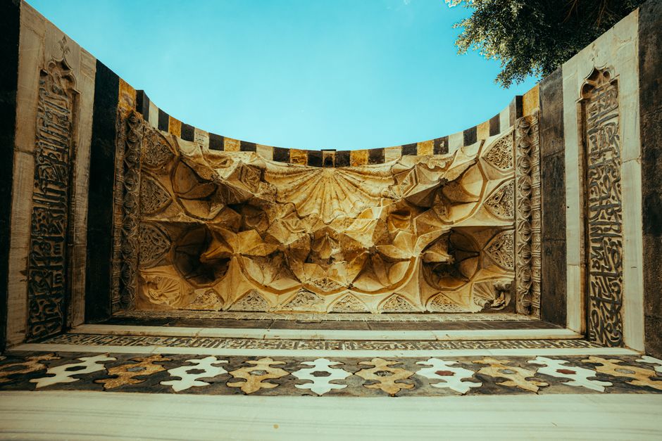 Stone-carved details adorning the Grand Mosque in Adana, Türkiye, displaying Islamic archi